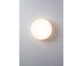 Ifö Electric Solenne 360/175 loft- og væglampe, rund, hvid og mat opalglas på en grå væg.