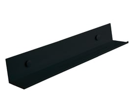 Svedbergs hylde i matsort aluminium, set skråt forfra med lang hyldeflade og høj bagkant.