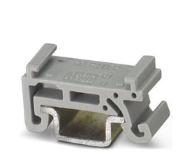 Phoenix Contact bæreskinneadapter PTFIX 1,5-NS15A i grå plast med en bredde på 8 mm, viser montering på bæreskinne.