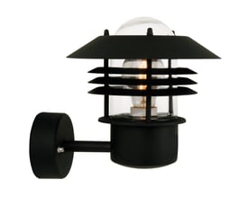 Nordlux Vejers udendørs væglampe i sort finish, isoleret på hvid baggrund, fremstår klassisk og stilren.