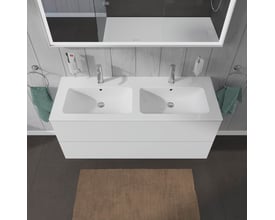 Duravit L-Cube underskab med dobbeltvask, måler 550x1290x481 mm, monteret på trævæg med moderne armaturer og tilbehør.