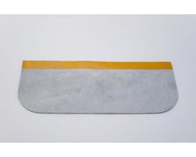 Selvklæbende hageskind i grå, 10 cm bredt, med en gul kant øverst, designet til svejsehjelme.