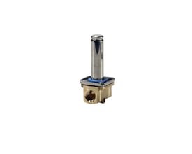 Danfoss EV210B NC magnetventil med messing hus og stålcylinder isoleret på hvid baggrund.