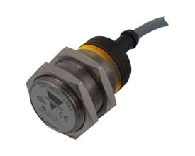 Carlo Gavazzi induktivsensor M30 med forniklet metalhus, sort kabel og gul ring, set skråt forfra.