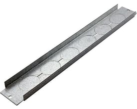 Cubic kabelgennemføring 4805-0540 i galvaniseret stål med flere udstansede cirkler til kabler.