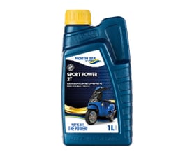 North Sea Sport Power 2T semi-syntetisk 2-takts olie i en mørkeblå plastflaske med gul skruelåg, indeholdende 1 liter produkt til motorcykler og scootere.