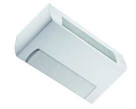 Hvid Clint VXM/VO 123-fancoil til køledrift, set skråt nedefra med lange luftgitre på undersiden.