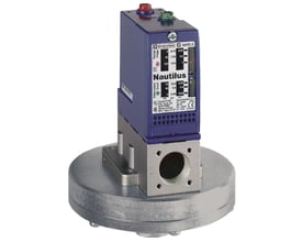 Schneider Electric XMLB pressostat med 0,05-1 bar justerbar skala og variabel hysterese på en cirkulær metalbase.