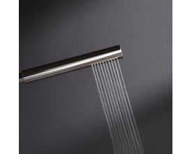 AM.PM Spike stick håndbruser i blank krom, viser vandstråler der løber ud af den.