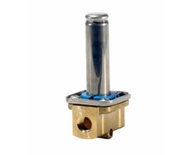 Nærbillede af Danfoss EV210B magnetventil, viser messingbund, blå pakning og 1/8" G-tilslutning.
