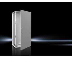 Rittal gulvskab VX25 i grå RAL 7035, 800x1600x500 mm (BxHxD), med frontdøren åben mod venstre, præsenteret på en sort, reflekterende baggrund.