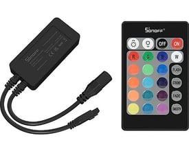 Sonoff L2-C smart RGB LED-controller med WiFi og Bluetooth samt separat 24-knaps fjernbetjening.