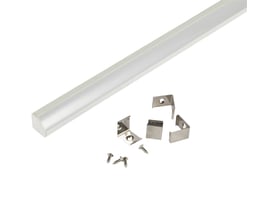 Hvid 2 meter hjørneprofil fra Ansell Lighting med monteringsbeslag og skruer ved siden af profilen.