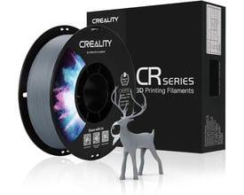 Creality CR-PETG-filament i grå på spole ved siden af emballage og en grå 3D-printet hjort; 1,75 mm, 1 kg.