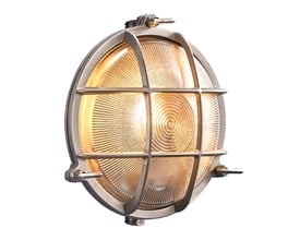 Tættere visning af Nordlux Polperro udendørs væglampe i børstet stål med klassisk gitter og glas.