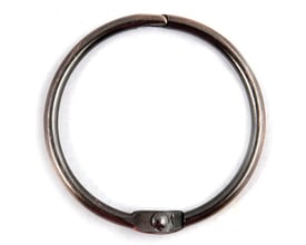 Spirella Ringo Small forhængsring i kobberfarvet metal med en synlig hængselmekanisme på en hvid baggrund.