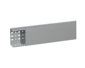 Legrand ledningskanal i grå RAL 7030 PVC, 120 x 60 mm, med perforeret bund og adskillige sidefingre.