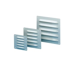 Schneider Electric metalrist i størrelserne 130x110 mm, viser tre riste med horisontale lameller monteret på hvid baggrund.