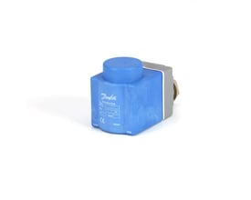 Danfoss spole til magnetventil, 240V, vist fra siden på hvid baggrund, med fokus på den blå plastkonstruktion og klemkassen.