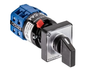 Kraus & Naimer 2-polet afbryder med 0-1 funktion og sort greb, monteret på en blå terminalblok.