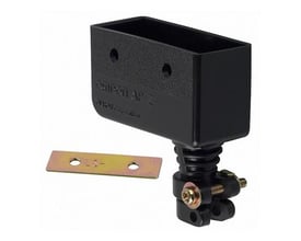 Omron AP-Z lodde- eller skrueterminal i sort vinylchlorid, vist med en messing monteringsplade og isoleret mod en hvid baggrund.