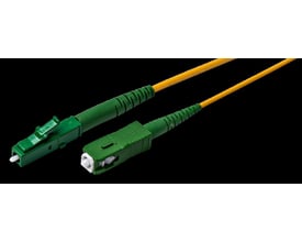 Fiberoptisk patchkabel med gule LSZH-kappe og grønne LC/APC og SC/APC konnektorer på sort baggrund.