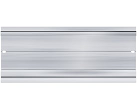 Siemens S7-1500 profilskinne på 830mm med integreret DIN-skinne, vist på hvid baggrund.