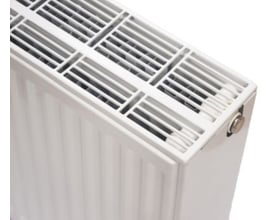 Altech C4-Kompakt radiator, hvid, 500 mm x 800 mm, med 3 plader og 1 konvektor, vist i et nærbillede.