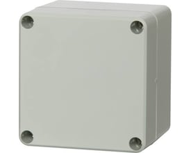 Fibox Euronord kasse 80 x 82 x 55 mm i slagfast ABS med stilrent design og gråt dæksel. Kassen har fire synlige skruehuller til montage.