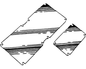 Illustration af to Fibox montageplader i aluzink, med markeringer der viser formen og tilpasningen.