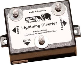 Elephant elektronisk lynafleder med sort, rektangulært hus, tre metaltilslutninger og monteringsører.