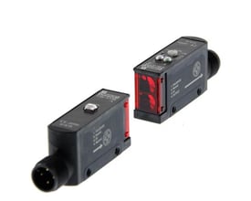 Omron E3S-AT36 fotoelektrisk sensor med gennemgående stråle og M12 stik monteret vandret.