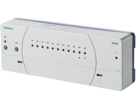 Siemens RRV934 multiregulator med tydelig mærkning af knapper og status-LED'er, vist i et skråt perspektiv.