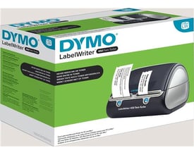 Pakke med DYMO LabelWriter 450 Twin Turbo etiketprinteren, vist med et billede af selve printeren på siden.