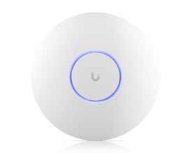Detaljeret billede af Ubiquiti U7 Pro WiFi 7 AP forfra, med fokus på den oplyste Ubiquiti-logo og blå ring.