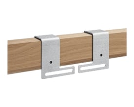 To metalbeslag monteret på en træplade, der viser "Next OP2 Opsound Uni adapter" til montering af lydbjælke på bagsiden.