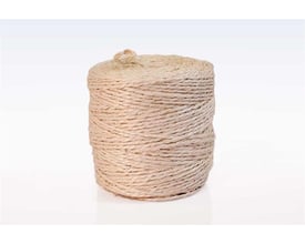 Roliba sisalkordel i 2,5 mm tykkelse og 420 meter længde, præsenteret på en rulle med en tyngde på 2 kg.