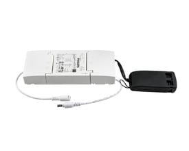 Nærbillede af SG Connect driver kit master, hvid enhed med datamærkater og sort tilslutningsboks med kabel.