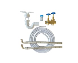 Minimax installationssæt indeholdende hvide rørdele, et messing manifold med blå greb og et lille blåt rør.