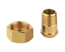 Nærbillede af Kierulff messingforskruning, der viser gevindet på 3/4" nippel og indersiden af 1" muffe.