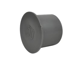 Grå prop med Ø32 mm, markeret med '50', klar til afløbsinstallation.