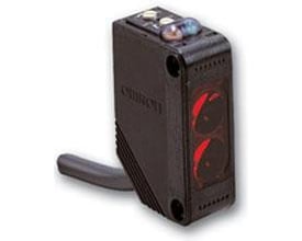 Omron fotoaftaster, through-beam type, DC med 3-leder konfiguration og PNP udgang, vist med M8 stik og 0,1m kabel.