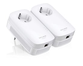 To hvide TP-Link TL-PA8010P KIT powerline-adaptere med gennemgangsstik og RJ45-porte set skråt forfra.