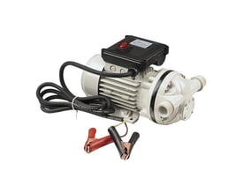 12V AdBlue membranpumpe med 30 l/min flow, hvid plastik pumpehus og sort kontakt, hvid baggrund.