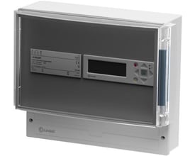 Lindab Firesystem Pro masterenhed PRO-M, en hvid enhed med et gråt frontpanel og et transparent låg, der viser et digitalt display og kontrolknapper.