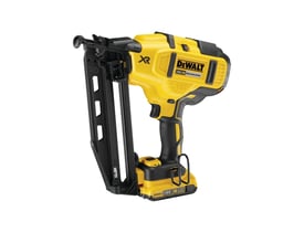 DeWalt DCN660D2 18 V 16Ga dykkerpistol i gul og sort, set skråt fra siden med magasin og batteri monteret.