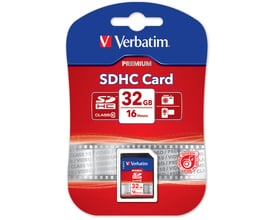 Verbatim SDHC-hukommelseskort på 32 GB, Class 10, ses i sin røde og blå emballage.