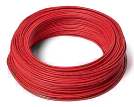 Rød installationsledning H07V-U 1x1.5 mm² rullet op, der viser et tæt bundt af isolerede kobberledere med tydelig tryk på kablet.