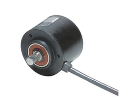 Omron E6C3-AG5B absolut encoder med 1024ppr, 9-bit og 2 meters kabel, vist fra siden med en spindelaksel.