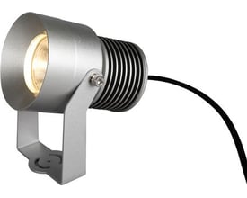 Hide-a-lite Spot IT Multi LED-projektør på 26 W med 16° lysvinkel, set skråt forfra med sølvgråt hus, bøjle og kabel.